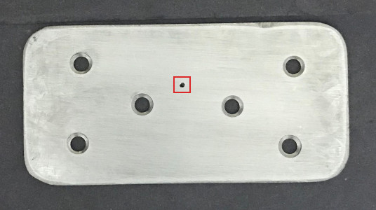 Aluminiumplatte mit Pore, rot umrahmt